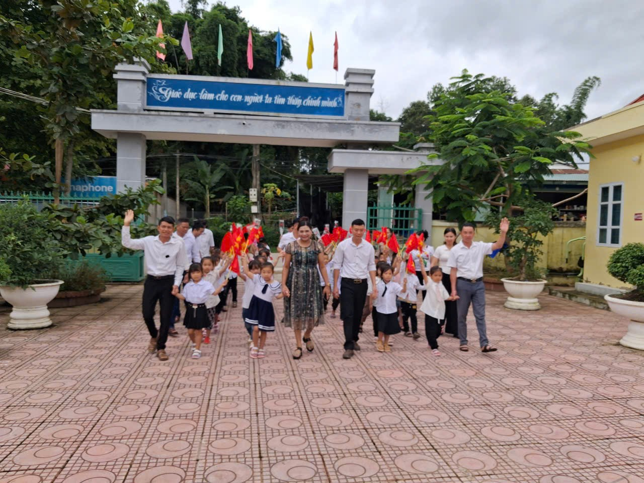 TRƯỜNG TIỂU HỌC VÕ NGUYÊN GIÁP XÃ MƯỜNG PHĂNG TƯNG BỪNG ĐÓN HỌC SINH VÀO HỌC LỚP TĂNG CƯỜNG TIẾNG VIỆT  LỚP 1